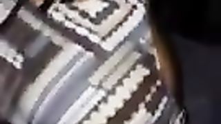 Sditalino la troiona in auto e lei squirta sul sedile