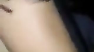 Sditalino la troiona in auto e lei squirta sul sedile