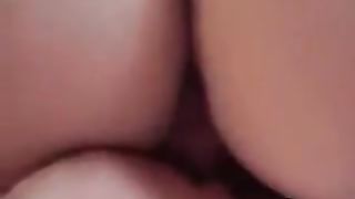 Le sborra la fica e continua ad incularla