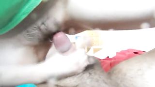 Squirta più volte mentre il fidanzato la penetra