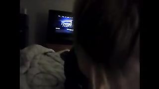 Lo succhia al ragazzo mentre chiacchiera al telefono