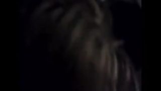 Lo succhia al ragazzo mentre chiacchiera al telefono