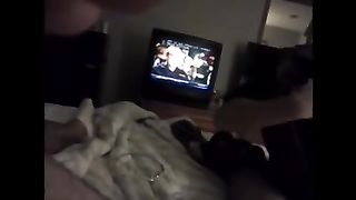 Lo succhia al ragazzo mentre chiacchiera al telefono