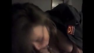 Lo succhia al ragazzo mentre chiacchiera al telefono