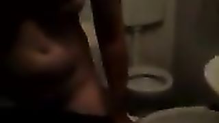 Donna abruzzese si masturba allo specchio