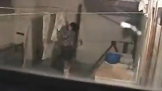 Filmati di nascosto mentre chiavano in lavanderia