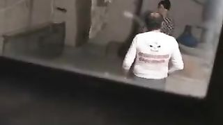 Filmati di nascosto mentre chiavano in lavanderia