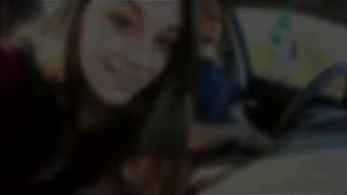 Lui guida mentre la fidanzata succhia e si tocca