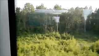 Bocchino in pubblico sul treno in corsa