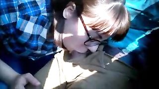 Bocchino in pubblico sul treno in corsa