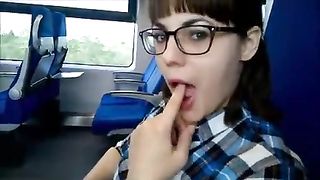 Bocchino in pubblico sul treno in corsa