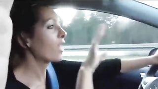 Si fa fare una sega in macchina in autostrada