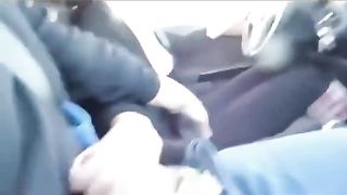 Si fa fare una sega in macchina in autostrada