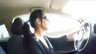 Si fa fare una sega in macchina in autostrada