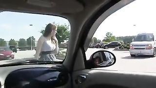 Bocchino nel parcheggio del centro commerciale