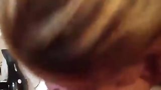 Alla zoccola napoletana piace l'uccello in bocca