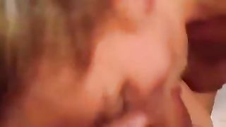 Alla zoccola napoletana piace l'uccello in bocca