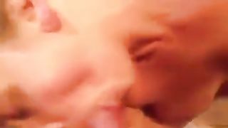 Alla zoccola napoletana piace l'uccello in bocca