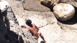 Beccati a far sesso tra gli scogli