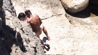 Beccati a far sesso tra gli scogli