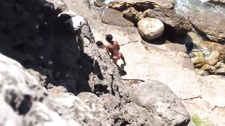 Beccati a far sesso tra gli scogli