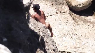 Beccati a far sesso tra gli scogli