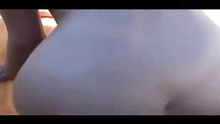 Inculata su una spiaggia isolata