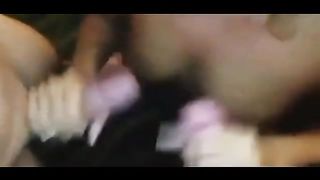 Sbocchina il marito e l'amico per essere sborrata