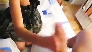 Fa un pompino e le va di traverso lo sperma