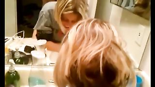 La moglie lo vuole a pecorina nel bagno