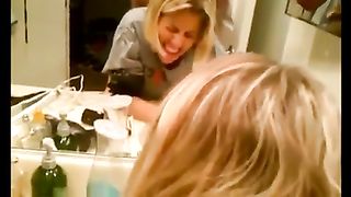 La moglie lo vuole a pecorina nel bagno