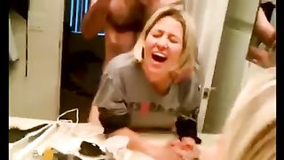 La moglie lo vuole a pecorina nel bagno