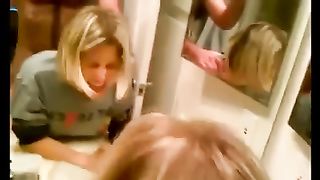 La moglie lo vuole a pecorina nel bagno