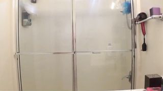 Coppietta si filma mentre scopa in bagno