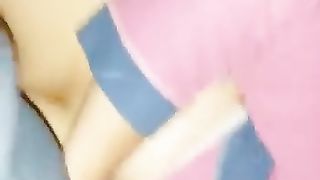 Me lo ciuccia mentre la penetro con un vibratore