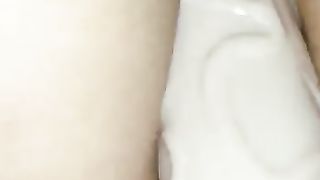 Me lo ciuccia mentre la penetro con un vibratore