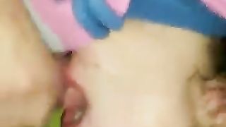 Me lo ciuccia mentre la penetro con un vibratore