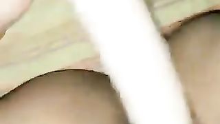 Me lo ciuccia mentre la penetro con un vibratore