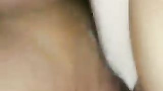 Me lo ciuccia mentre la penetro con un vibratore