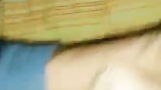 Me lo ciuccia mentre la penetro con un vibratore