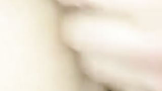 Me lo ciuccia mentre la penetro con un vibratore