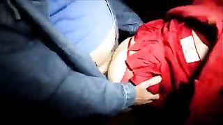 Vecchia ninfomane si fa scopare a turno fuori da un bar