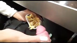 Anteprima del video: Fa sborrare l'amico sulle patatine e se le mangia