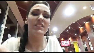 Fa sborrare l'amico sulle patatine e se le mangia