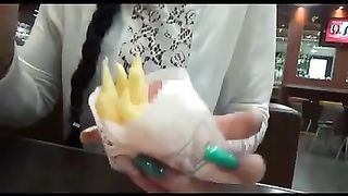 Fa sborrare l'amico sulle patatine e se le mangia