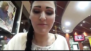 Fa sborrare l'amico sulle patatine e se le mangia