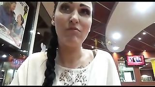 Fa sborrare l'amico sulle patatine e se le mangia