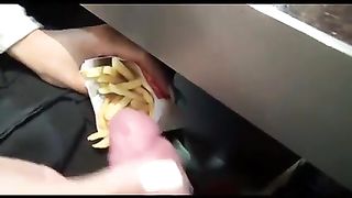 Fa sborrare l'amico sulle patatine e se le mangia