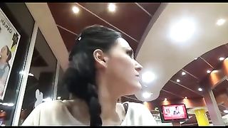 Fa sborrare l'amico sulle patatine e se le mangia