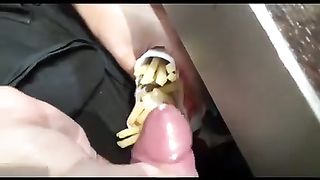 Fa sborrare l'amico sulle patatine e se le mangia